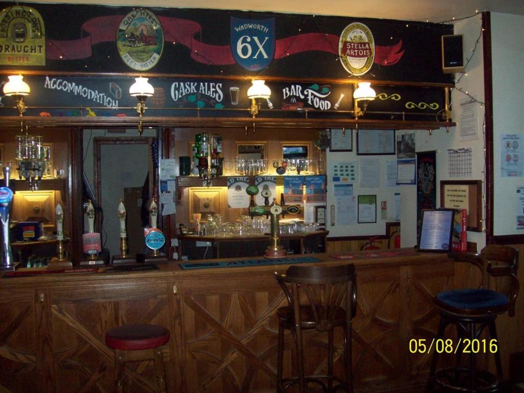 The Crown Hotel Swindon Kültér fotó