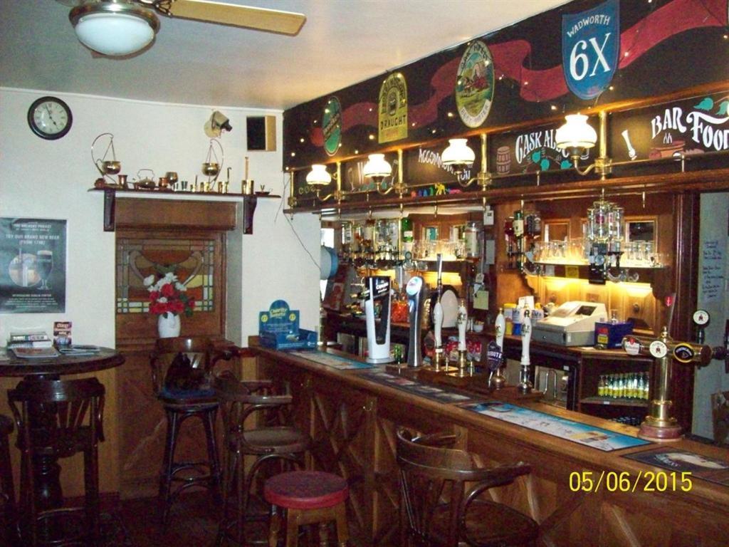 The Crown Hotel Swindon Kültér fotó