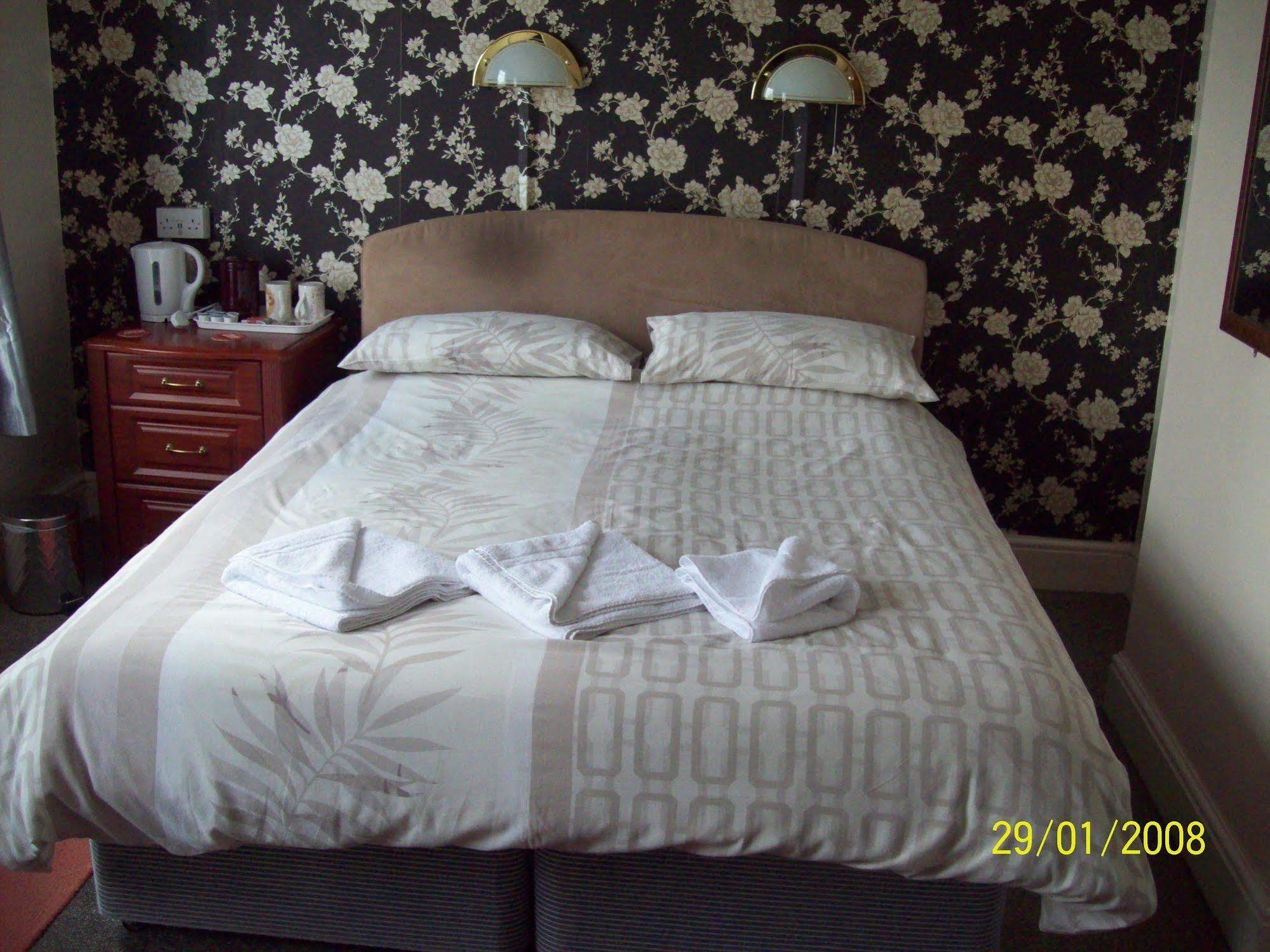 The Crown Hotel Swindon Kültér fotó