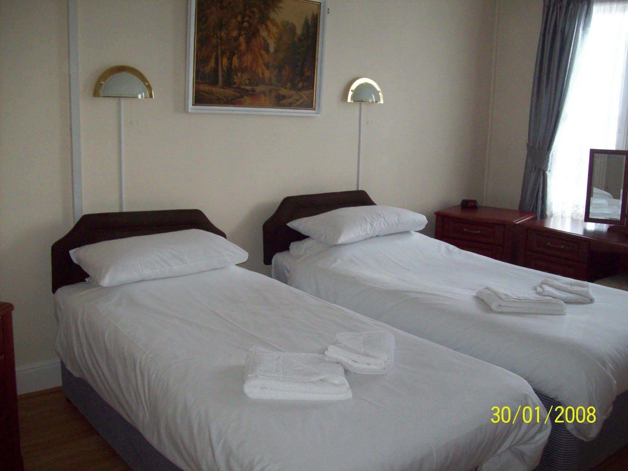 The Crown Hotel Swindon Kültér fotó